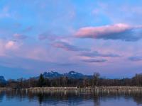 Zart leuchtende Wolkenhaufen am Morgen über den Prientaler Bergen